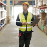 Technicien utilisant un logiciel de Field Service Management