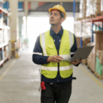 Technicien utilisant un logiciel de Field Service Management
